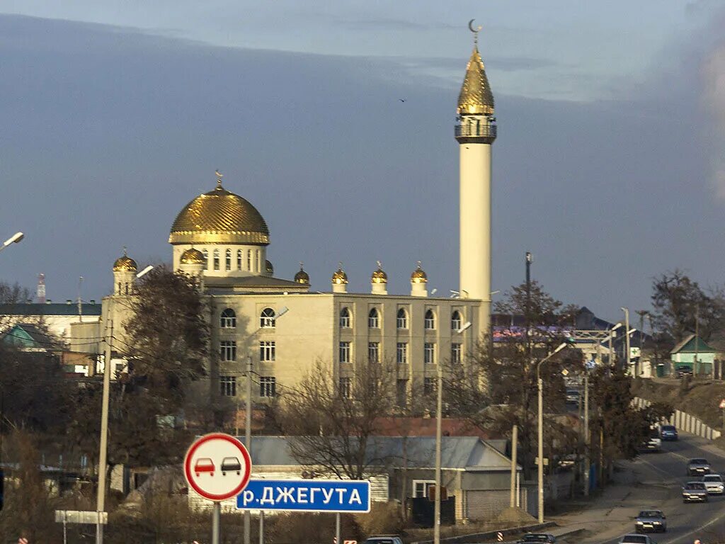 Соборная мечеть Усть Джегута. Мечеть в Карачаево Черкесии. Соборная мечеть Черкесск. Соборная мечеть в Карачаевске. Джегута черкесск