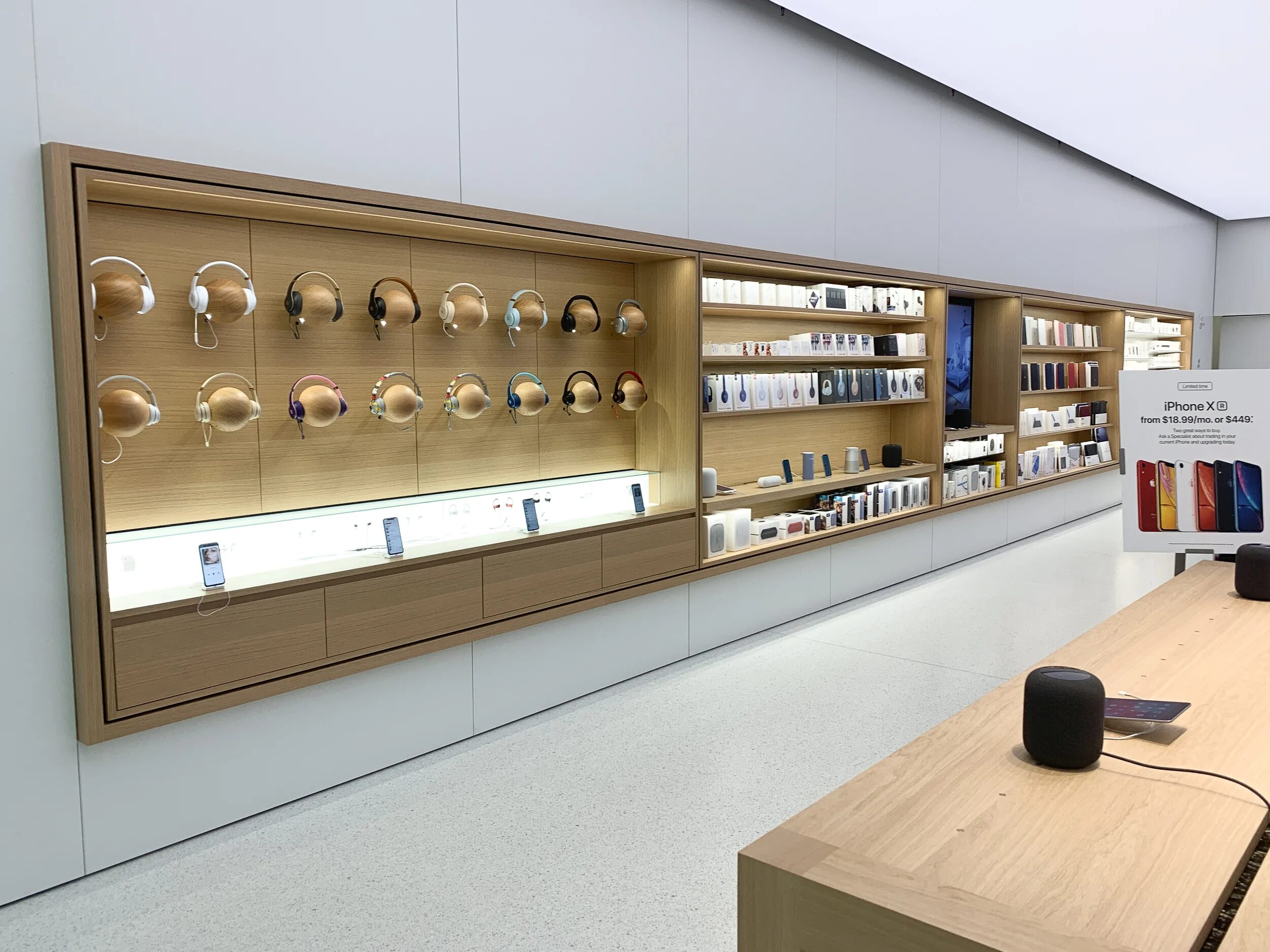 Apple store в россии. Apple Store 2021. Apple Store 2023. Магазин эпл. Фирменный магазин эпл.