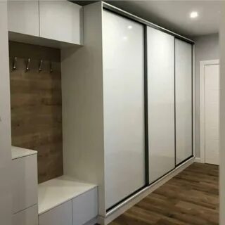 Шкаф встроенный в прихожую современном стиле