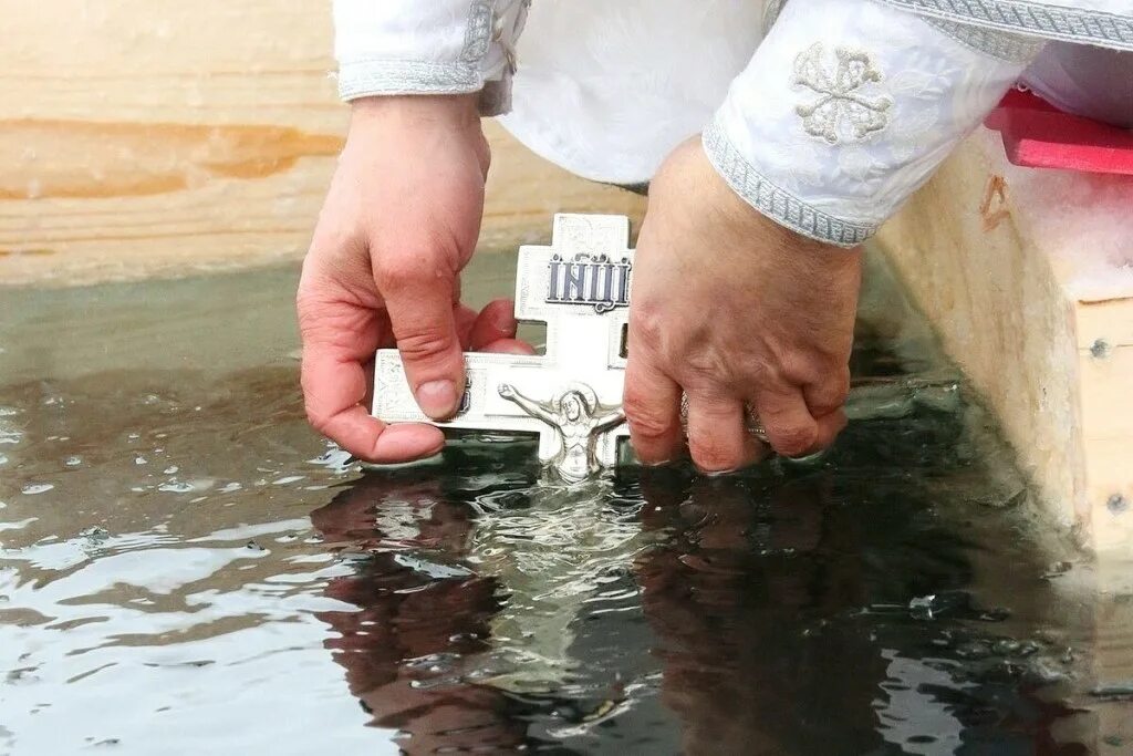 Зачем святая вода. Освящение воды. Крещение в воде. Освящение воды на крещение. Освящение воды крестом.