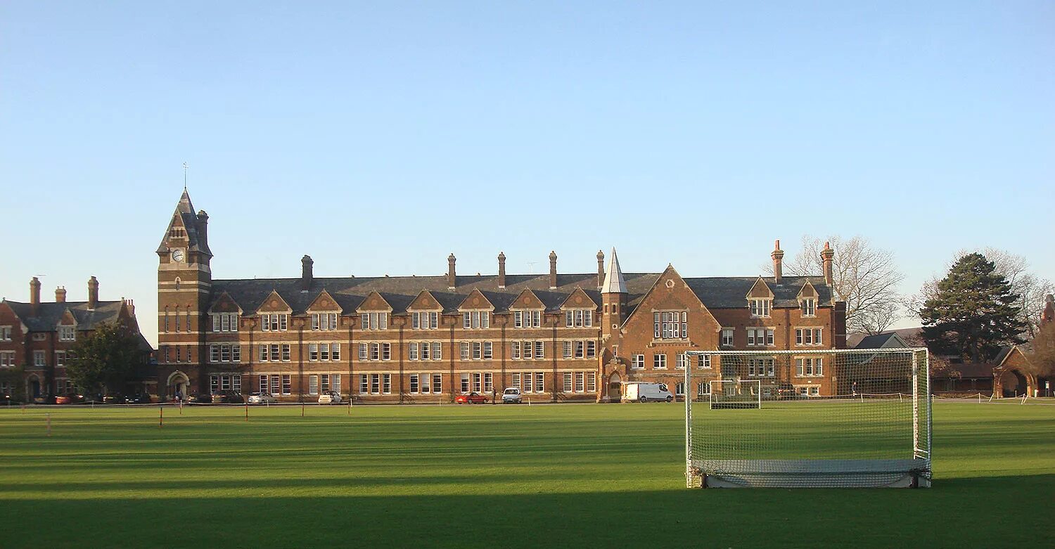 State school in britain. Эссекс Англия колледж. Гимназии в Великобритании. Университет Лафборо Великобритания. • Школа Бикон-Хилл в Англии.