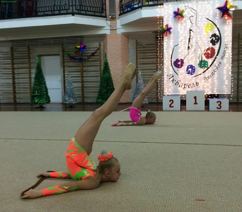 Художественная гимнастика дети. Художественная гимнастика для детей рядом. Художественная гимнастика дети тренировка. Художеатаиная гимнаст дети. Художественная гимнастика лагерь.