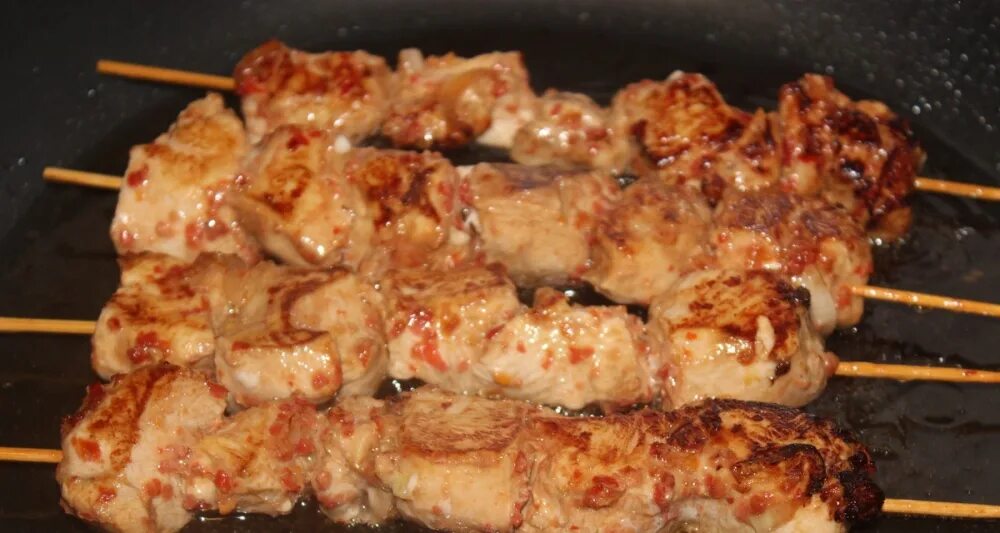 Куриные шашлычки на сковороде. Шашлык из курицы на шпажках на сковороде. мясные рулетики на шпажках. куриный шашлычок на сковородке. куриные шашлычки на шпажках на сковороде.