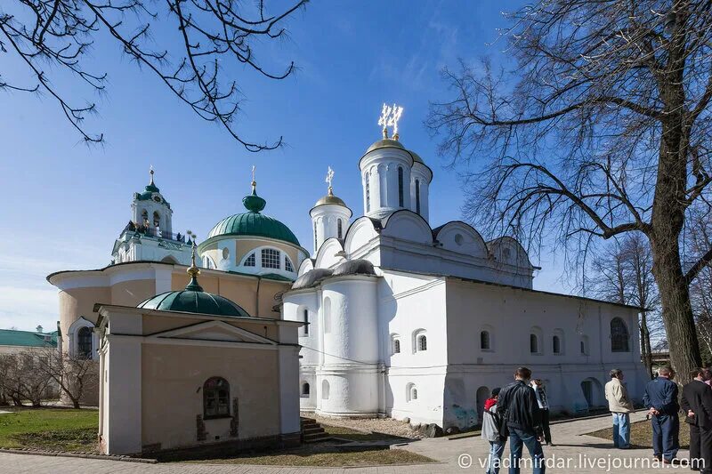 Мужской монастырь ярославль. Звонница Спасо-Преображенского монастыря Ярославль. Часовня Трифона, епископа Ростовского. Преображенский монастырь. Преображенский монастырь Тбилиси.