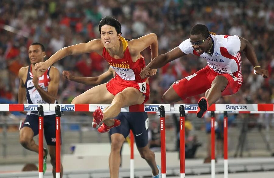 Барьерный бег техника бега. Лю Сян легкоатлет. Бег с препятствиями и с барьерами. Бег на 110 метров с барьерами. Бег с барьерами мужчины.