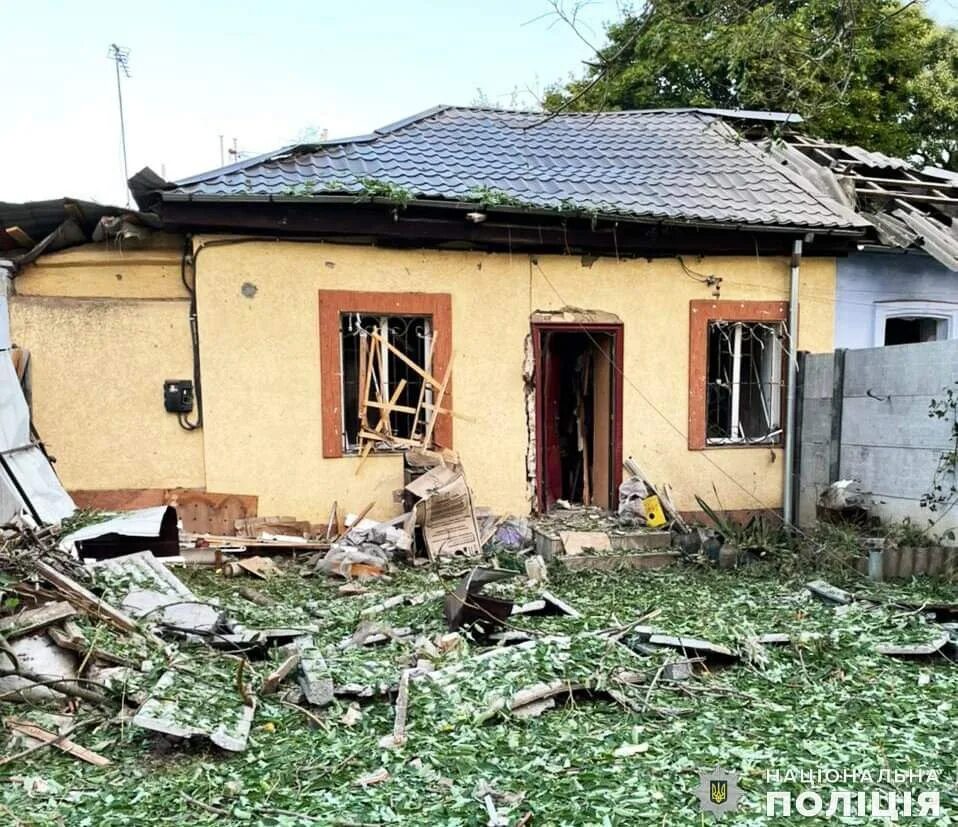 Николаев нападение. Николаев обстрел. Повреждение дома в Уразово военными. Васильевка Луганская область. Николаевский аэропорт после обстрела.