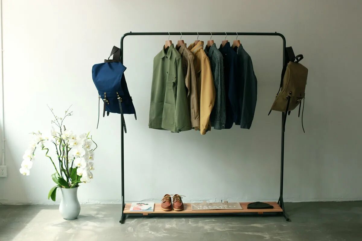 Вешалка для одежды. Спортивная одежда на вешалке. Креативная одежда. Мужская одежда на вешалке. Вешалка для вещей на веревках.