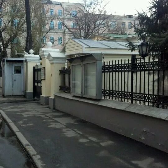 Кропоткинский переулок 26 посольство Палестины Москва. Посольство Палестины в Москве особняк. Дом Кропоткина в Москве посольство Палестины.