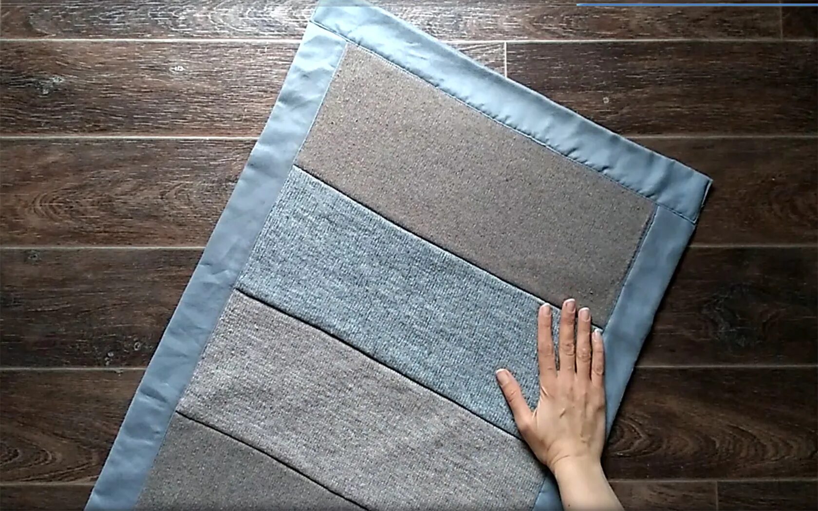 Коврик для ванной из старых джинс. Коврик из лоскутков ткани. Коврик из лоскутов. Шьем коврик. Лоскутные коврики.