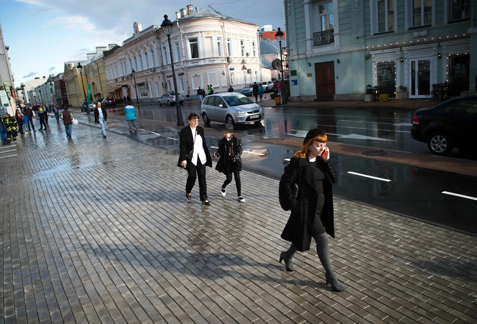 С этой улице нужно было. Люди в городе. Люди на улице. Люди на улицах Москвы. Прогулки по городу.