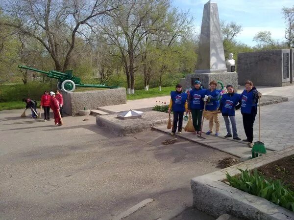 Погода в яшалте на 14 дней. Яшалта мемориал. Памятники Яшалты. Поселок Манычский Яшалтинский район. Памятник героям ВОВ В Яшалтинском районе.