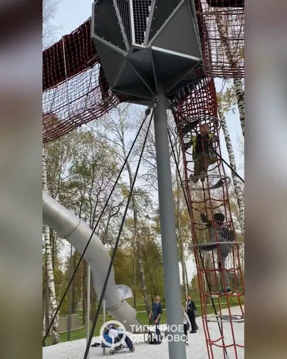 Горка в сколково. Центральный парк сколково пруд. Парк исцеляющие сады сколково. Центральный парк инновационного центра сколково. Московская школа управления сколково.