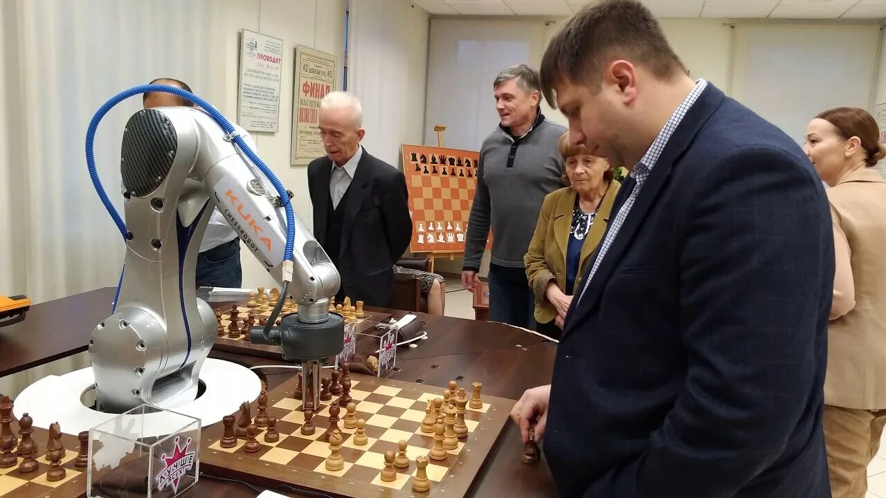 Робот шахматист. Робот играет в шахматы. Робот из шахмат. Роботизированные шахматы. Kuka – робот-шахматист.