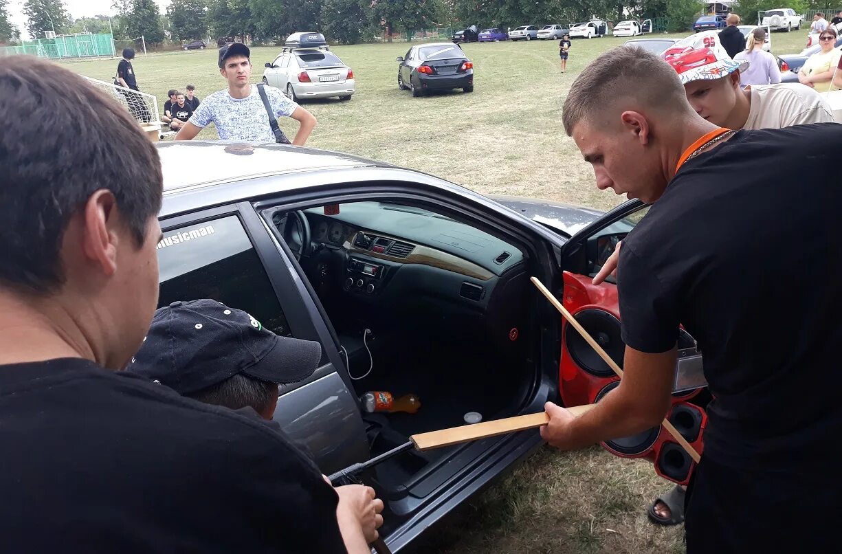 Поселок октябрьский ленинградского района краснодарского края. Автозвук соревнования. Соревнования по автозвуку. Поселок Октябрьский Ленинградский район. Локальные соревнования по автозвуку.