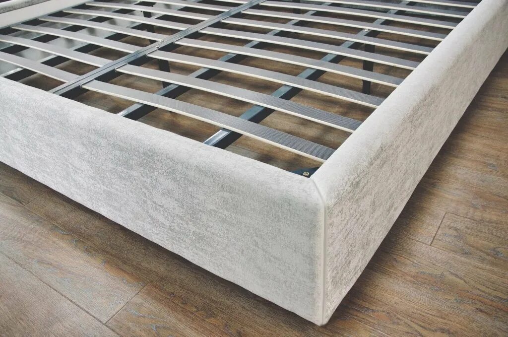 Кровать со сплошным основанием. Кровать со сплошным дном. Raibox кровать райтон. Основание для напольного матраса. Деревянные кровати торис.