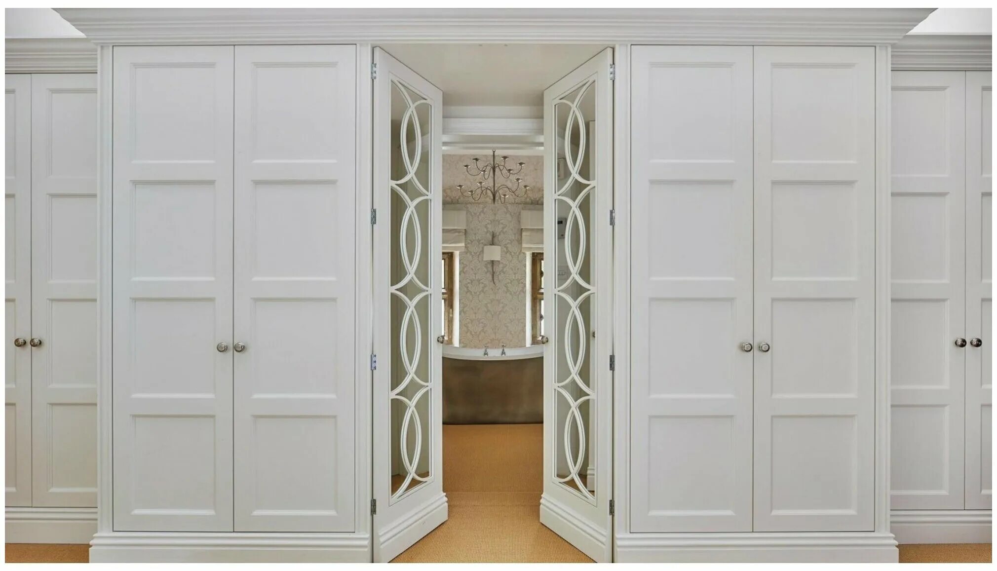 Филенчатые двери для шкафа. Шкаф с зеркальными дверями распашной. Распашные двери мдф. Шкаф с распашными дверями. Шкаф с раскладкой на зеркале.