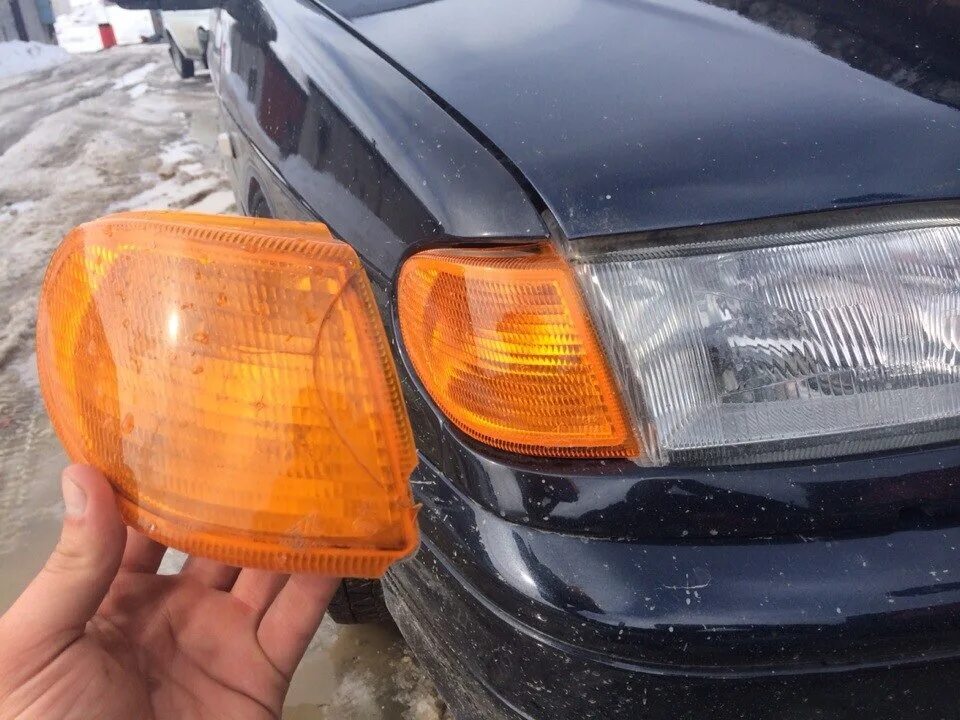 Поворотник у60. Замена лампы поворотника гранта. Поворотники от гранты. Повторители поворотв в переднем крыле l 200 (3g). Разъем указателя поворота гранта.