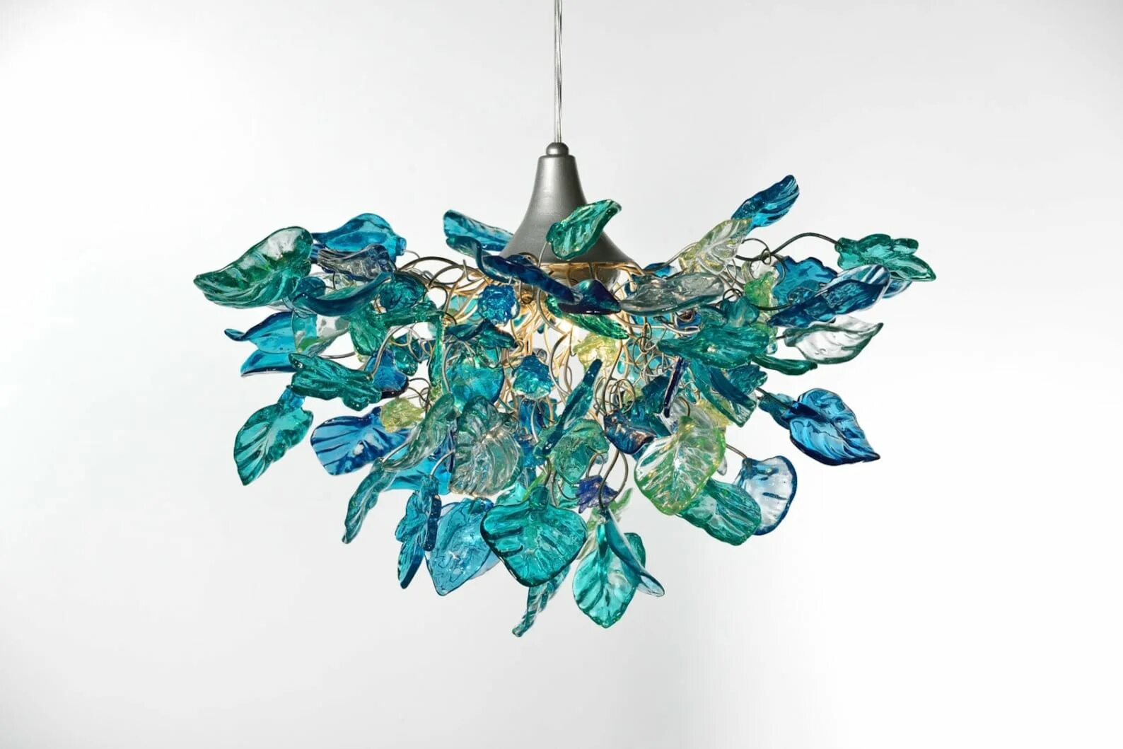 Люстра Thalia Chandelier Blue Glass. Люстра изумрудного цвета. Люстра цвета морской волны. Люстра голубого цвета.