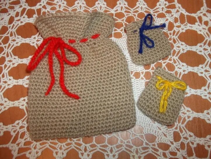 Вязаные мешочки маленькие. Вязаный мешочек крючком. Мешочек крючком для подарка. Вязаный мешочек крючком. Вязание крючком мешочек.