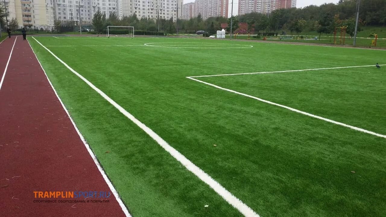 Искусственное покрытие на футбольное поле. Виды покрытий футбольного поля. футбольное поле мытищи. обслуживание футбольного поля с искусственным покрытием. футбольное поле в костроме у солнечного.