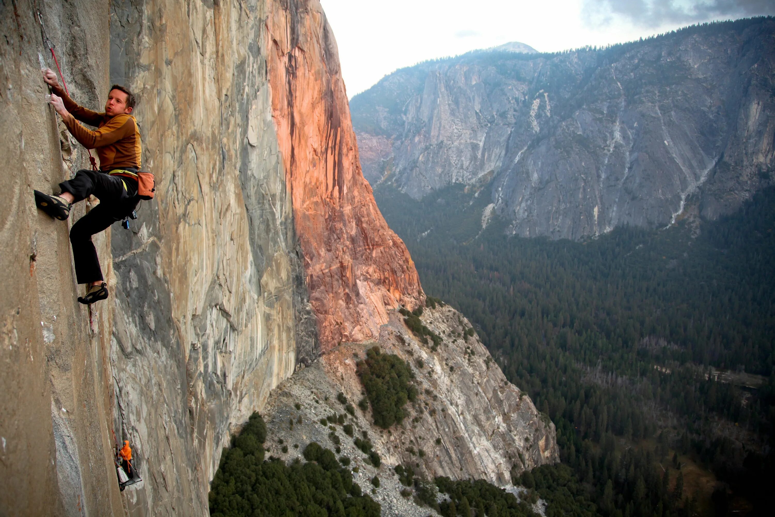 The difficult game about climbing. Эль-Капитан гора Калифорния. Гора Эль Капитан восхождение. Эль Капитан Dawn Wall. Томми Колдуэлл скалолаз.