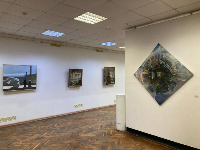 работа в выставочном зале