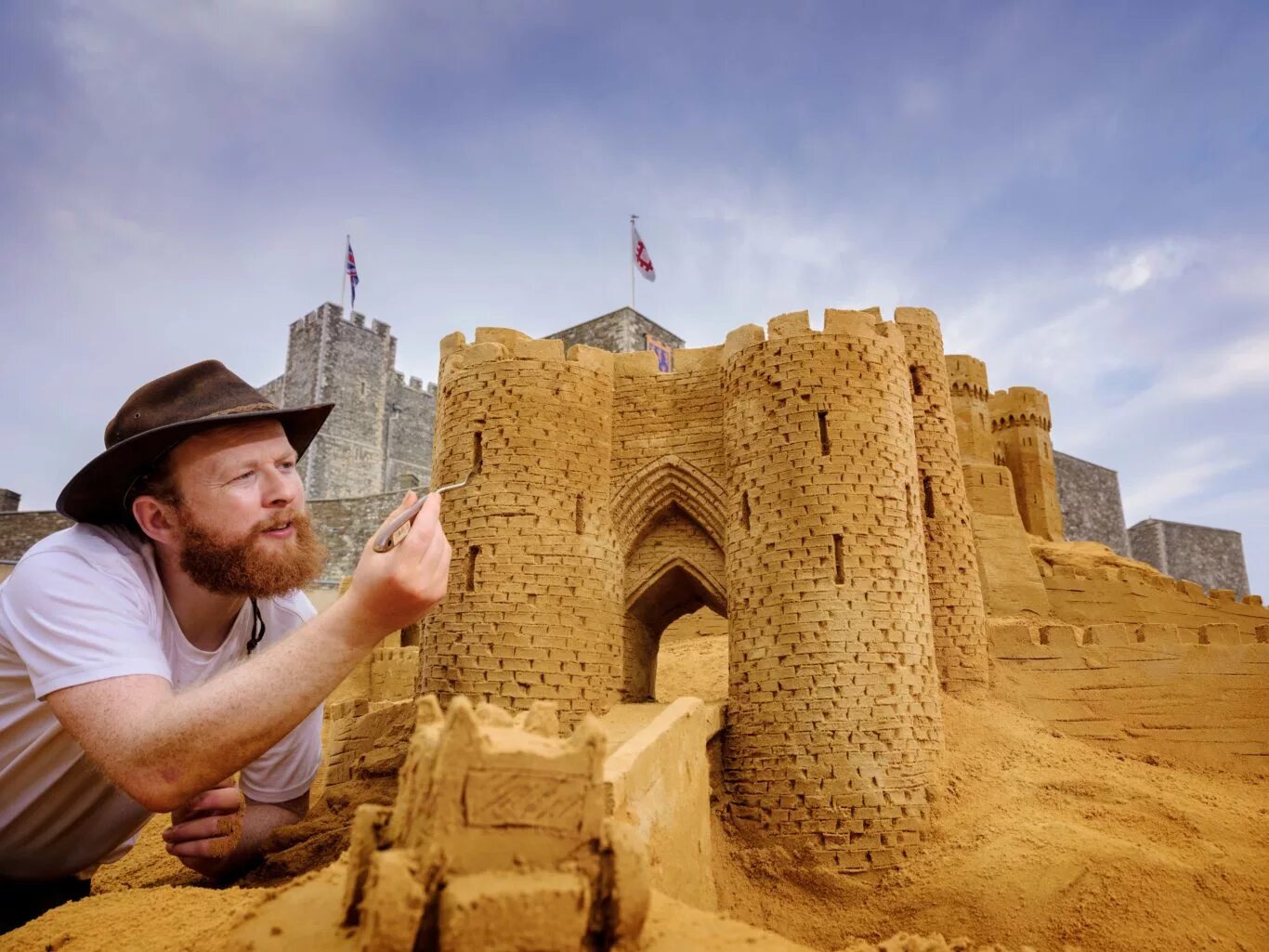 Drive a car make a sandcastle. Песочный замок. Строить песочный замок. Замки из песка для детей. Замок из песка на пляже.