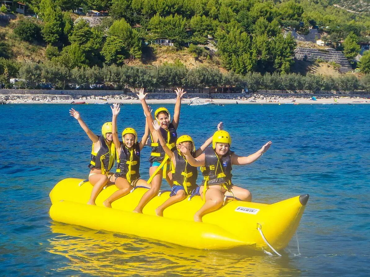 Со скольки лет можно на море. Со скольки лет можно на море. Что надо взять на пляж. Дети на море. Водный аттракцион банан.