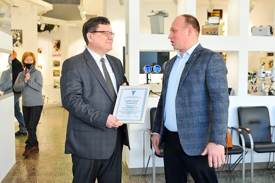 Проходная зомз сергиев посад. Вакансии зомз сергиев. Загорский оптико-механический завод зомз сергиев посад. Вакансии зомз сергиев. Торгово-промышленная палата сергиев посад 1999 год.