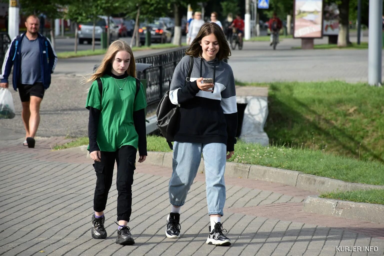 Подростки лето в москве. Одежда современной молодежи. Во что одевается современная молодежь. Уличная одежда для подростков. Современная мода молодежи.