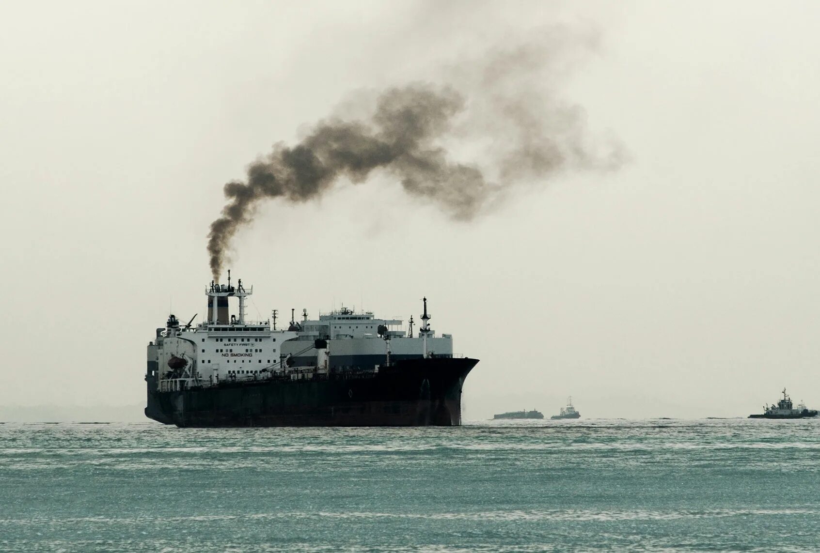 Ship pollution. Загрязнения с судов. Загрязнение окружающей среды судами. Загрязнение атмосферы с судов. Транспорт загрязнение.