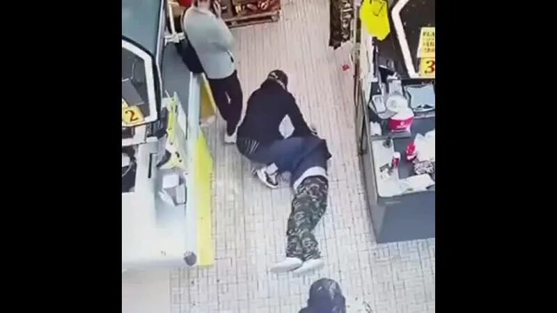 Ребенок на карнизе. Мальчик спас девочку. Столкнула парня в воду. Полицейские казани спасли мужчину. Мужественный поступок.