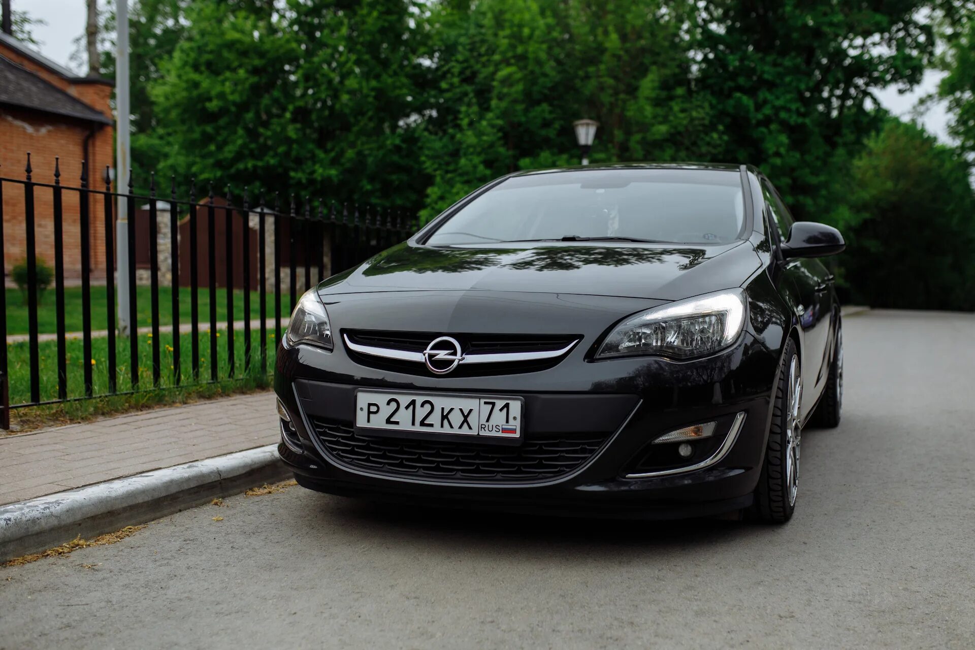 Opel astra черный. Opel Astra черная. Opel Astra j черный.