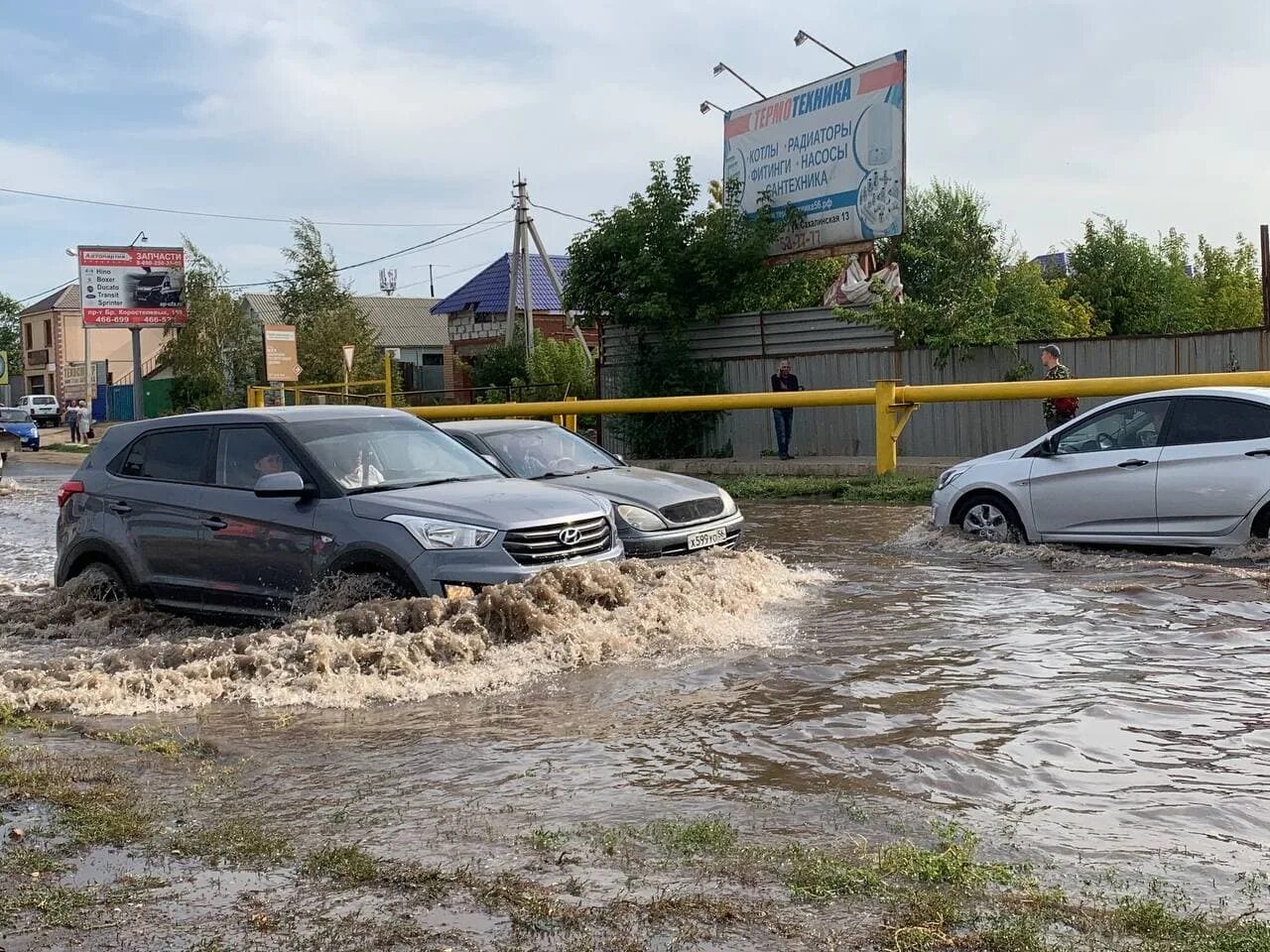 Какие районы затапливает в оренбурге. Потоп в Оренбурге. Оренбург затопление о. Оренбург затопленные улицы. Переулок Дальний Оренбург.