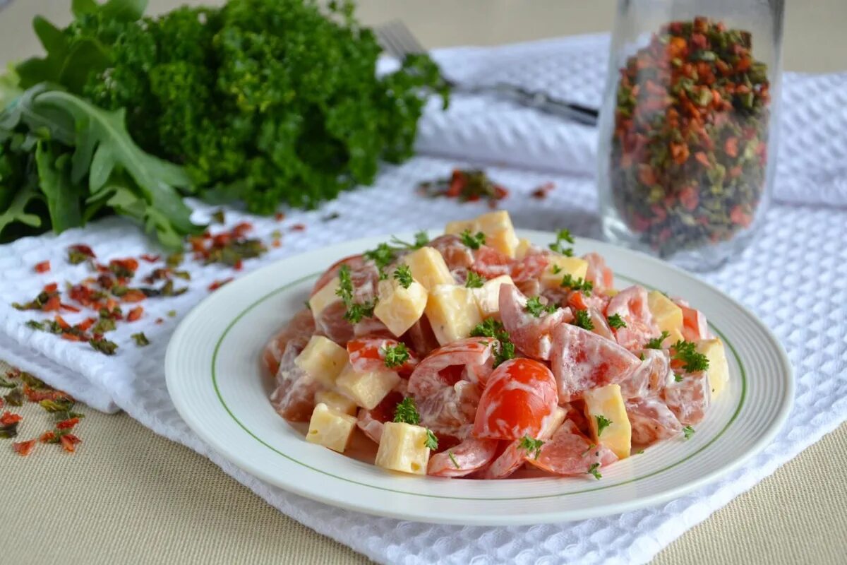 Салат с копченой курицей и чесноком. Салат с копченой курицей и помидорами и сыром. Салат с копченой курицей и помидорами. Салат с копченой курочкой. Салат с курицей и помидорами и сыром.