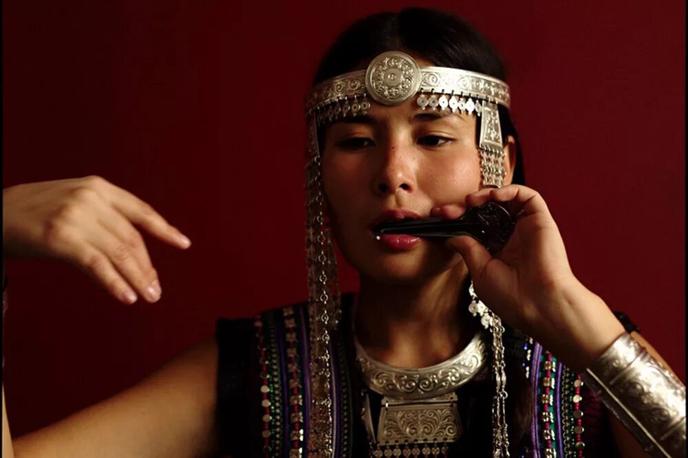 варган гимадиев. музыкальный инструмент народов севера варган. варган девушка. варан игра. музыкальный инструмент варган или хомус.