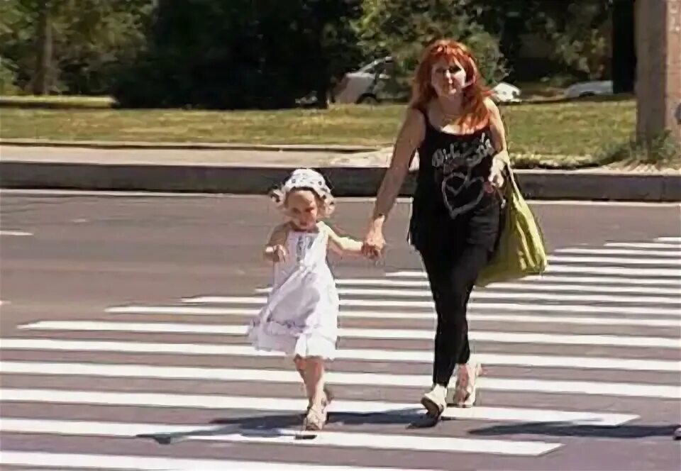 Родители остановитесь. Мама с ребенком переходят дорогу. Родитель с ребенком через дорогу. Мама на переходе. Мама с дочкой переходят дорогу.