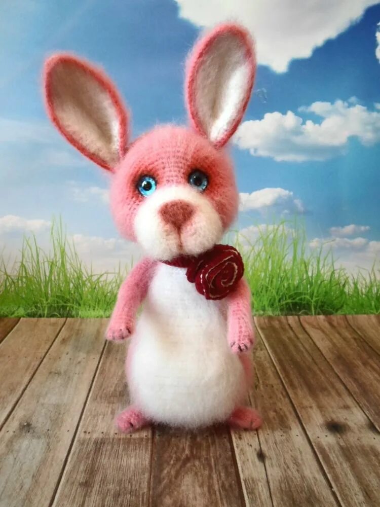 Желтые розовые зайцы игра. Заяц розовый. Красивый мягкий розовый заяц. Розовый зайчик на земле. Старый розовый заяц.