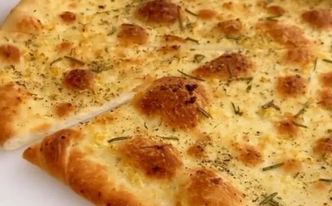 Хрустящее фокачча. Фокачча с розмарином и чесноком. фокачча с розмарином. итальянская фокачча с чесноком. итальянская фокачча с чесноком и розмарином хрустящая.