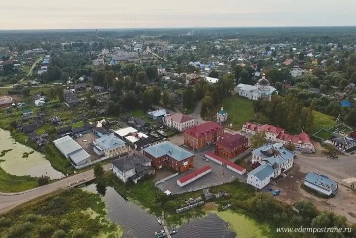 Теплоход у причала мышкин. Мышкин дворец «мышиные палаты. Мышиные палаты в мышкине. Мышкин фото. Углич музей мышкина.