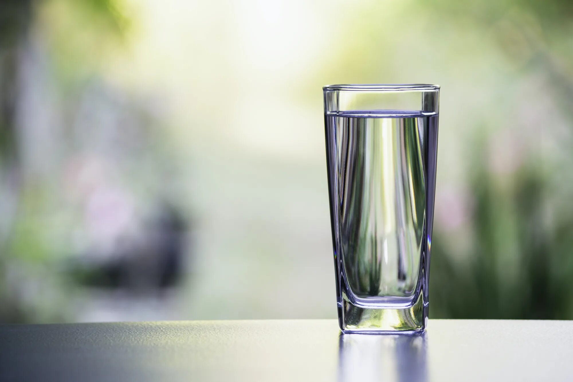 Вода стакан салфетка. Стакан воды. Бокалы для воды. Прозрачная вода в стакане. Стакан воды на столе.