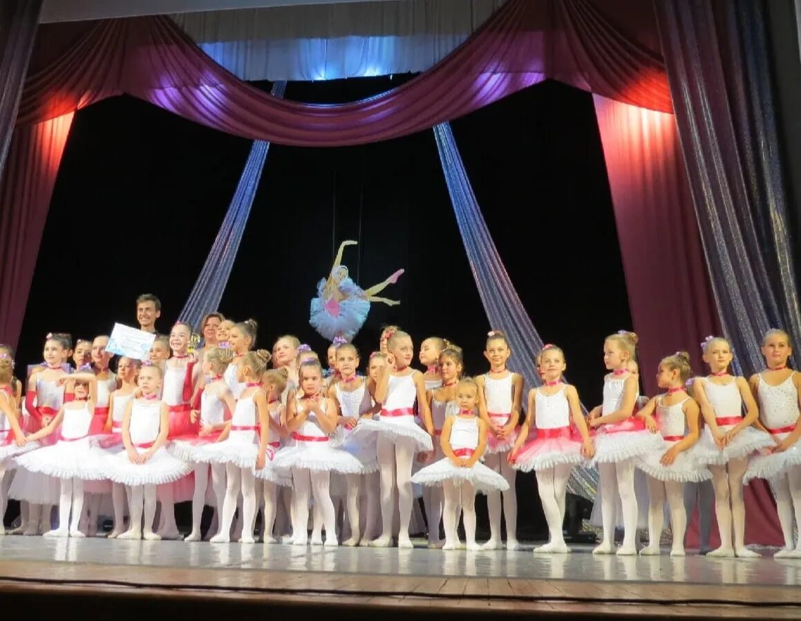 Дуэт они танцы. Афиша гдк строгалина красноармейск. Афиша клуб. Гдк красноармейск афиша. Дворец культуры ялуторовск.