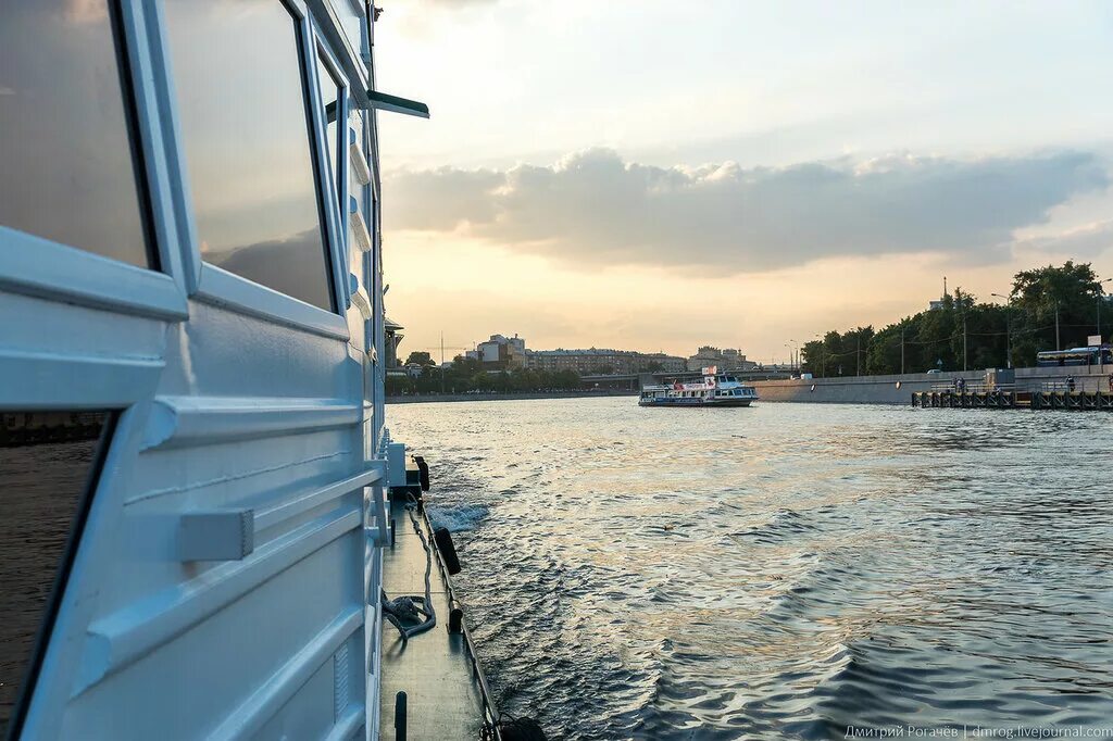 Движение теплохода москва река. Теплоход Москва река. Прогулочный Москва река Колесов. Катер на Москве реке. Речные прогулки Москва.