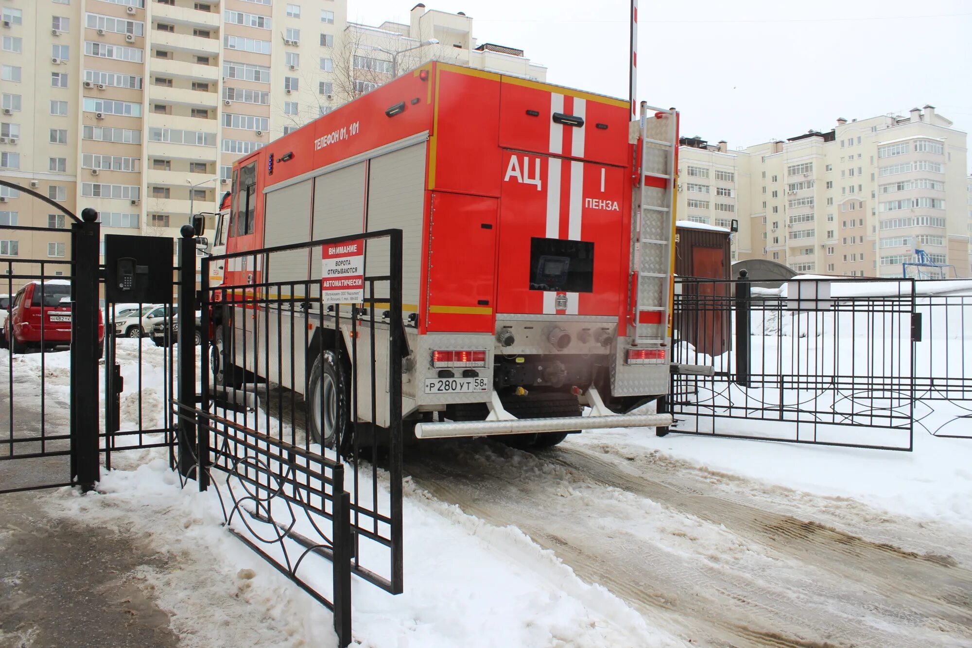 Пожарный подъезд к зданию. Подъезд пожарной машины к зданию. Проезд пожарной техники. Пожарный шлагбаум.