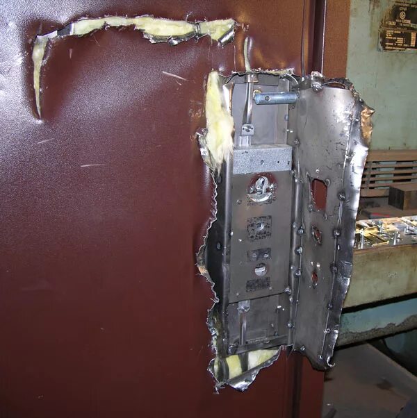 Сломалась железная дверь. Ремонт металлических дверей. Сломалась входная дверь месио сварки снизу. Ремонт металла. Установка входных дверей на стройке.