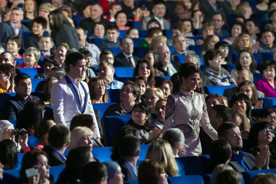 Лучший концерт в кремле. Зрители кремлевского дворца. Концерт в Кремлевском Дворце. Дресс код в Кремлевский дворец на концерт.