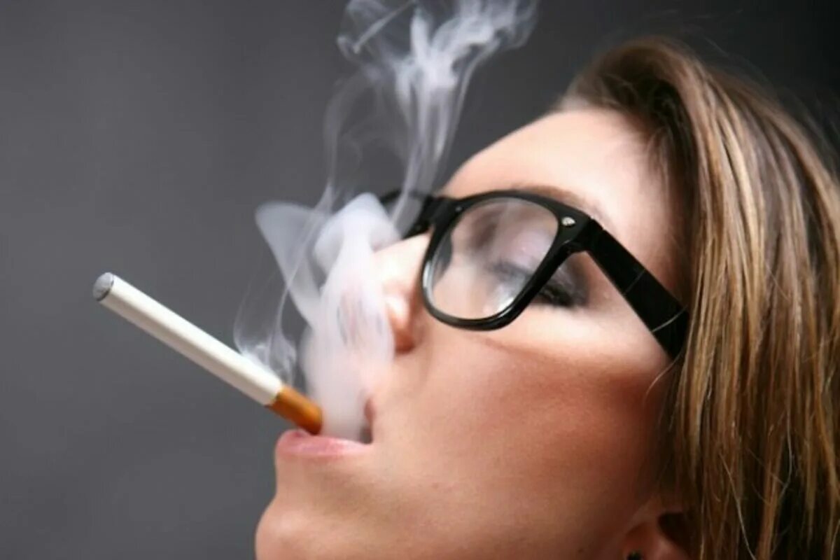 Начала курить муж. Курильщик. Курение электронных сигарет. Курит из за стресса.
