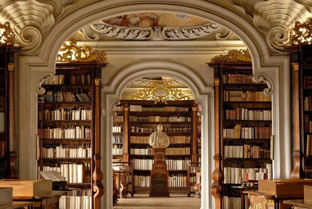 Библиотека является центром. Библиотека Кремсмюнстерского аббатства, Австрия. Библиотека Джироламини, Неаполь. Библиотека Джироламини Италия. Красивая библиотека.