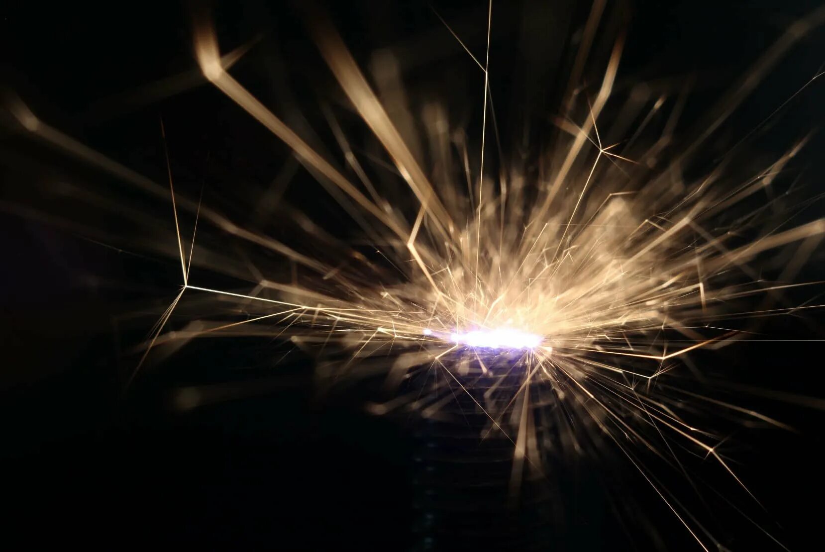 Короткое замыкание электричество. Сварка искры. Бенгальский огонь на черном фоне. Искры от электричества. Электрический разряд молнии.