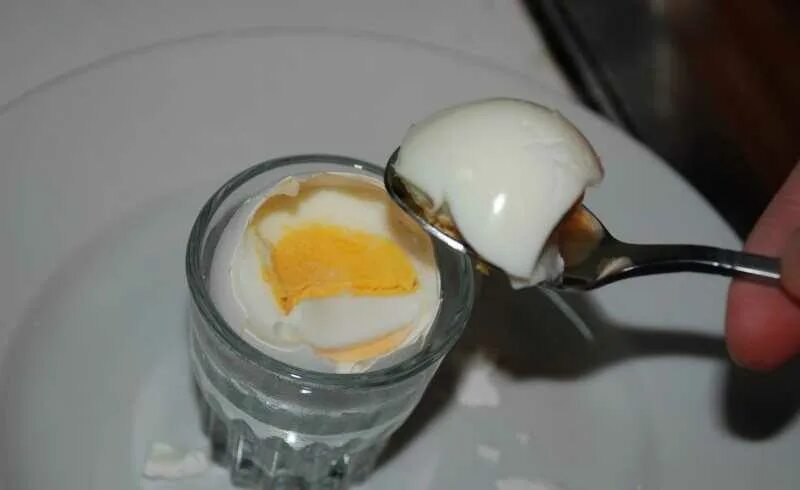 Сварятся ли яйца. Яйцо в микроволновке. Микро яйца. Яйцо в микроволновке в кружке с водой. Яйцо в стакане в микроволновке.